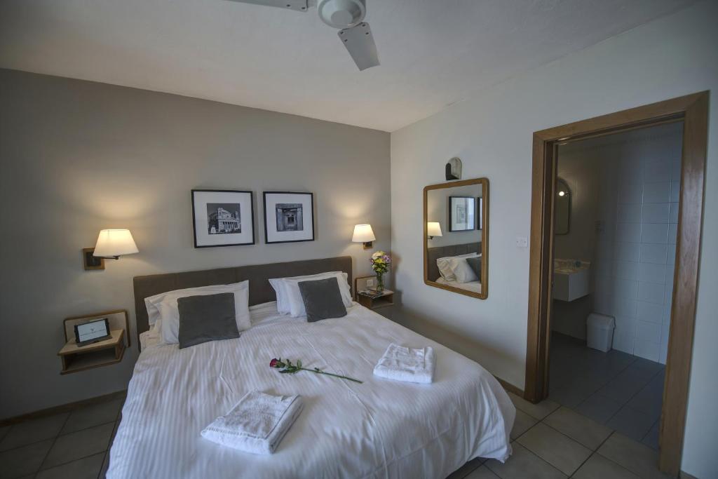 Postel nebo postele na pokoji v ubytování Sliema Chalet Hotel