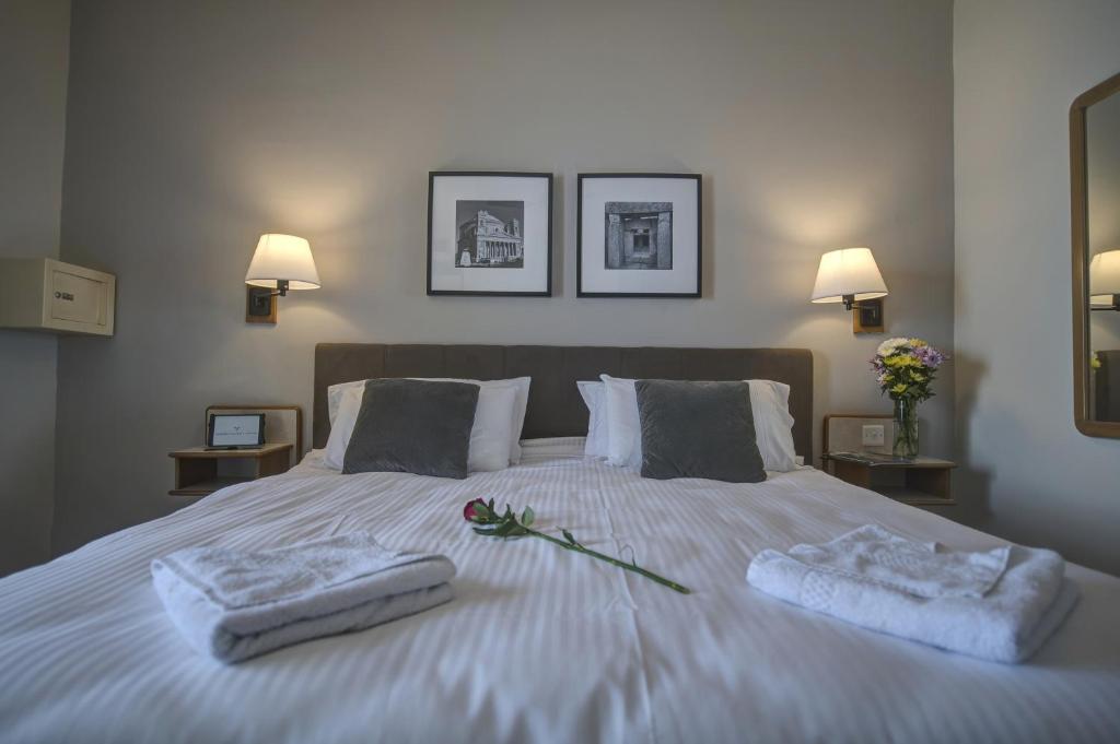 Postel nebo postele na pokoji v ubytování Sliema Chalet Hotel