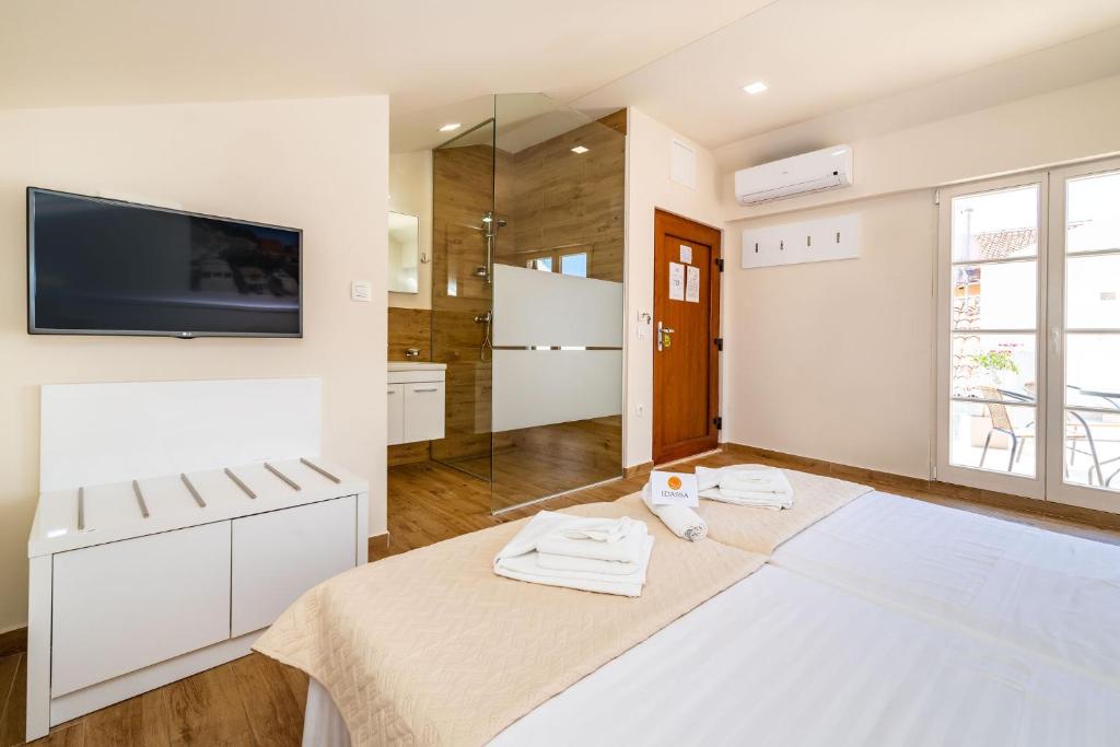 Postel nebo postele na pokoji v ubytování Idassa Atrium rooms