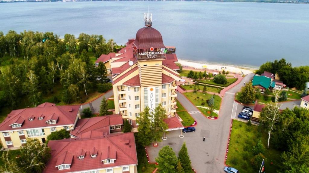 widok z góry na budynek z czerwonym dachem w obiekcie SmolinoPark Hotel w mieście Czelabińsk