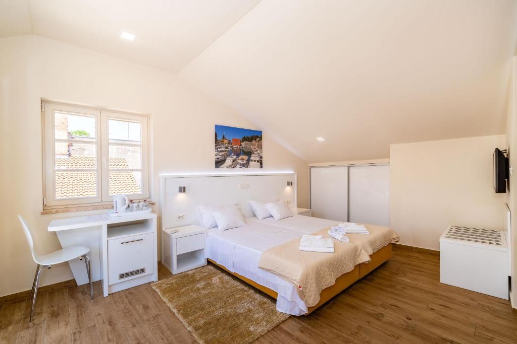 Postel nebo postele na pokoji v ubytování Idassa Atrium rooms