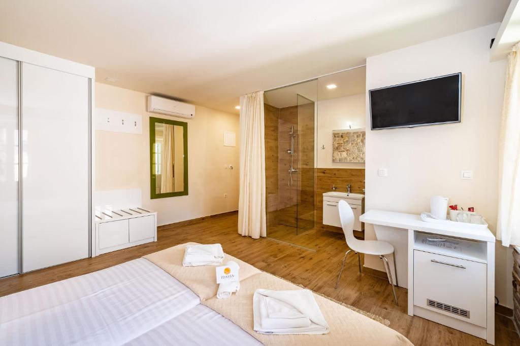 TV a/nebo společenská místnost v ubytování Idassa Atrium rooms