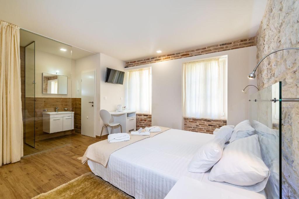 Postel nebo postele na pokoji v ubytování Idassa Atrium rooms