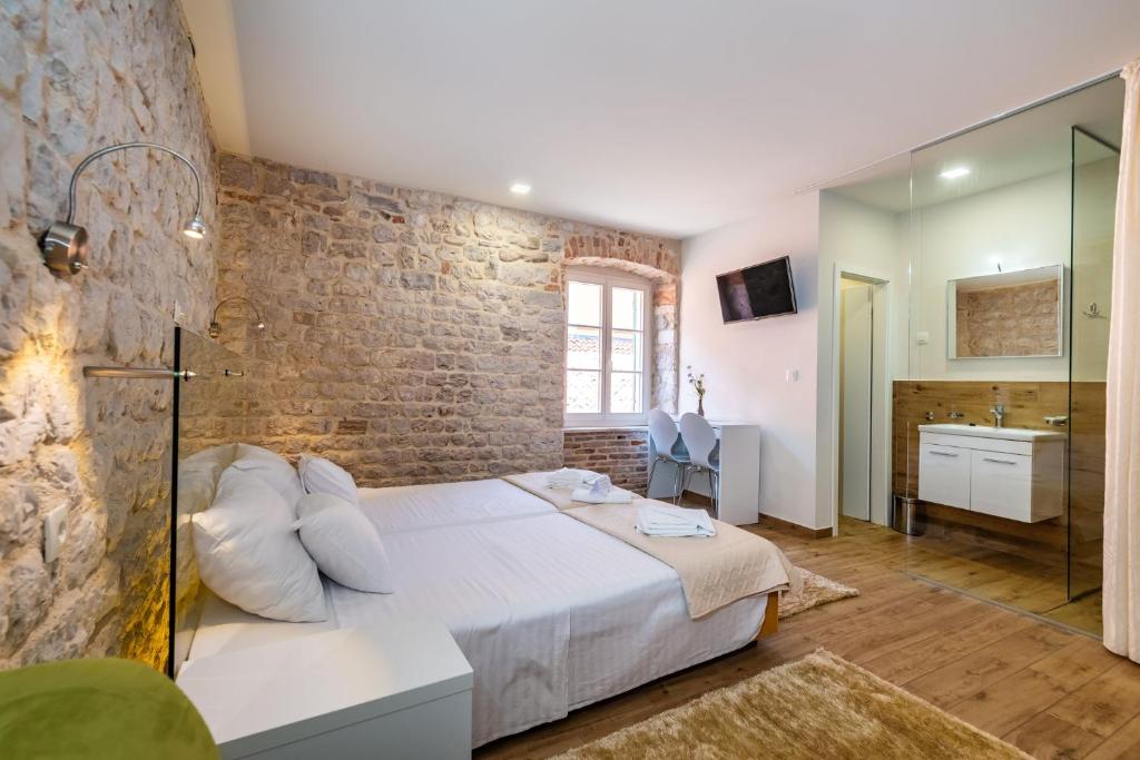 Postel nebo postele na pokoji v ubytování Idassa Atrium rooms