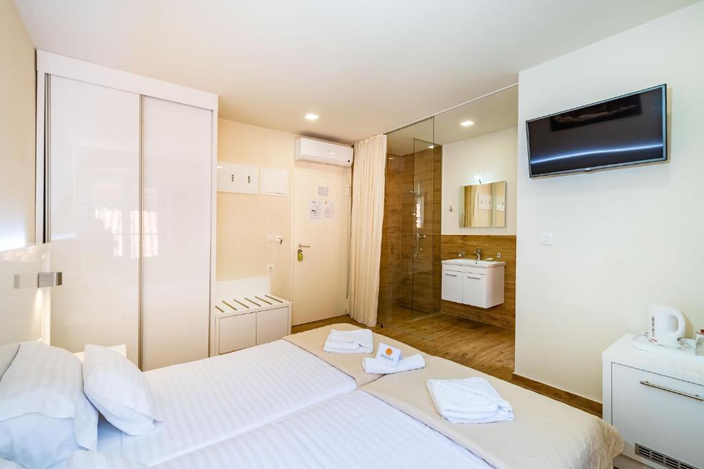 Postel nebo postele na pokoji v ubytování Idassa Atrium rooms