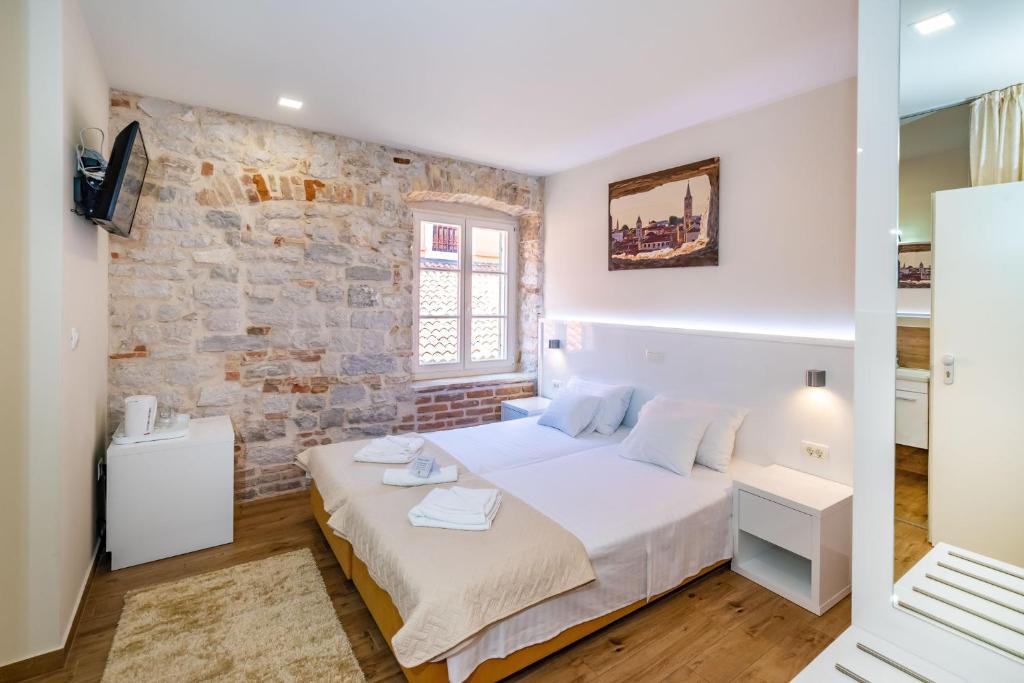 Postel nebo postele na pokoji v ubytování Idassa Atrium rooms
