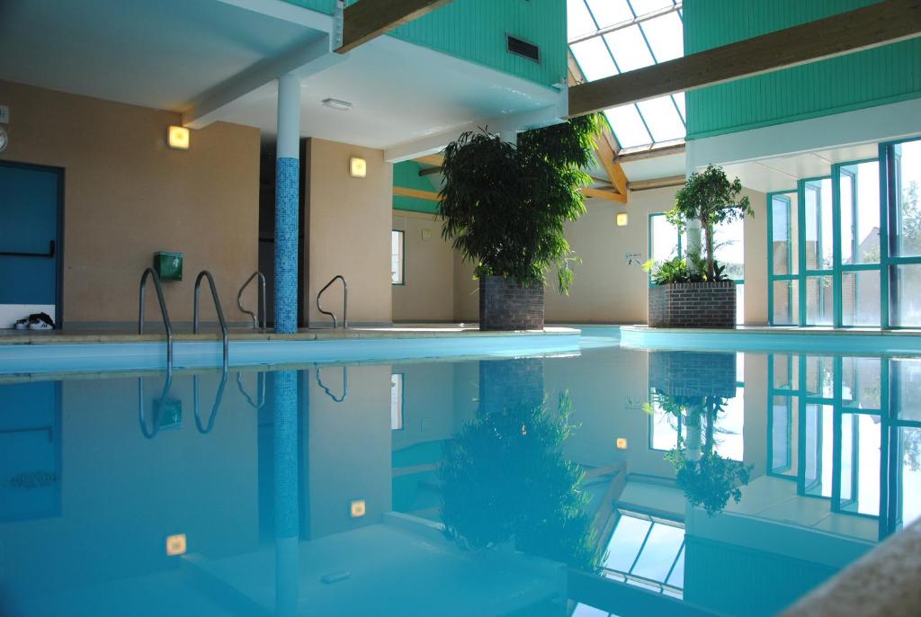 une piscine vide dans un bâtiment dans l'établissement Le Cap d'Opale, à Ambleteuse
