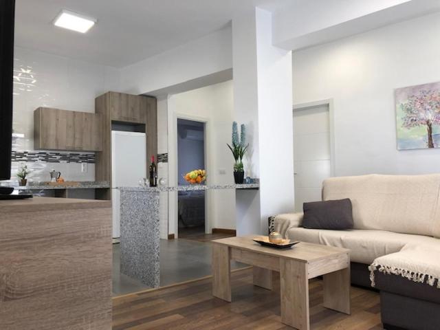 een woonkamer met een bank en een tafel bij RG apartamentos in Almería