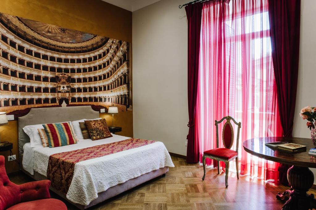 een slaapkamer met een bed, een tafel en een raam bij Spaccanapoli B&B City Soul in Napels