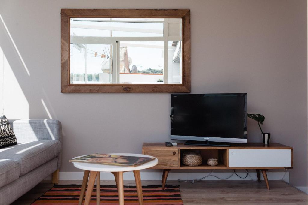 Televízia a/alebo spoločenská miestnosť v ubytovaní Brummell Apartments Poble Sec