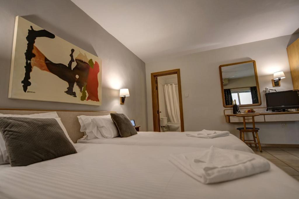 Postel nebo postele na pokoji v ubytování Sliema Chalet Hotel
