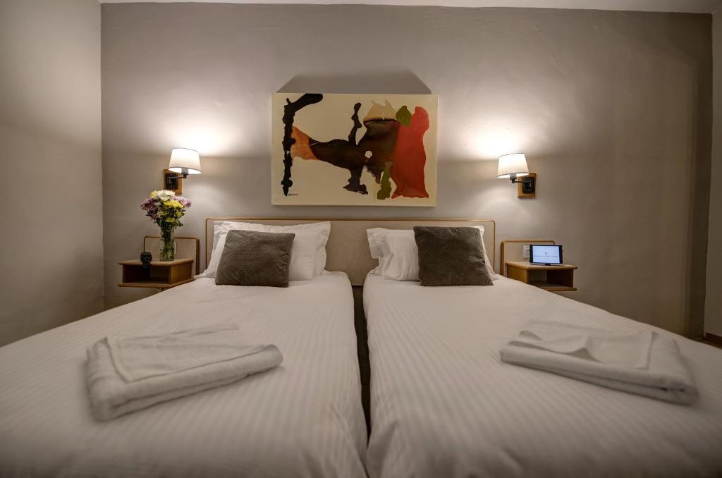 Postel nebo postele na pokoji v ubytování Sliema Chalet Hotel