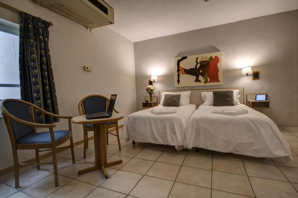 Postel nebo postele na pokoji v ubytování Sliema Chalet Hotel