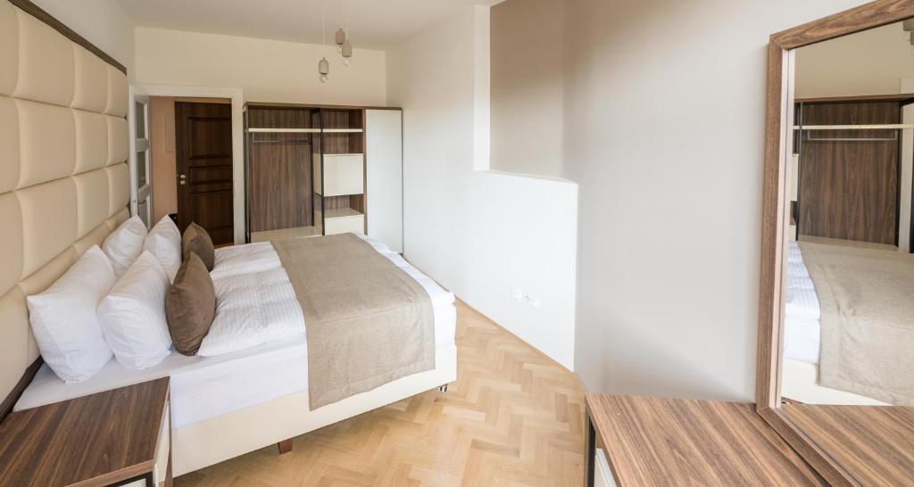 Postel nebo postele na pokoji v ubytování Letna Garden Suites