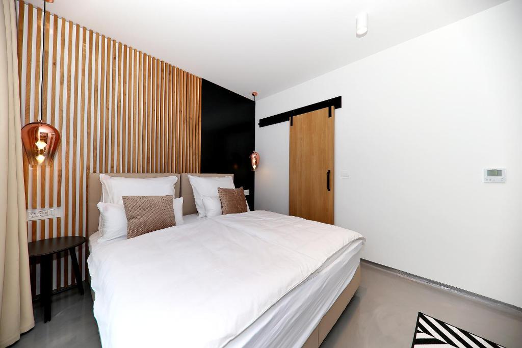 Postel nebo postele na pokoji v ubytování White Rooms Zadar345
