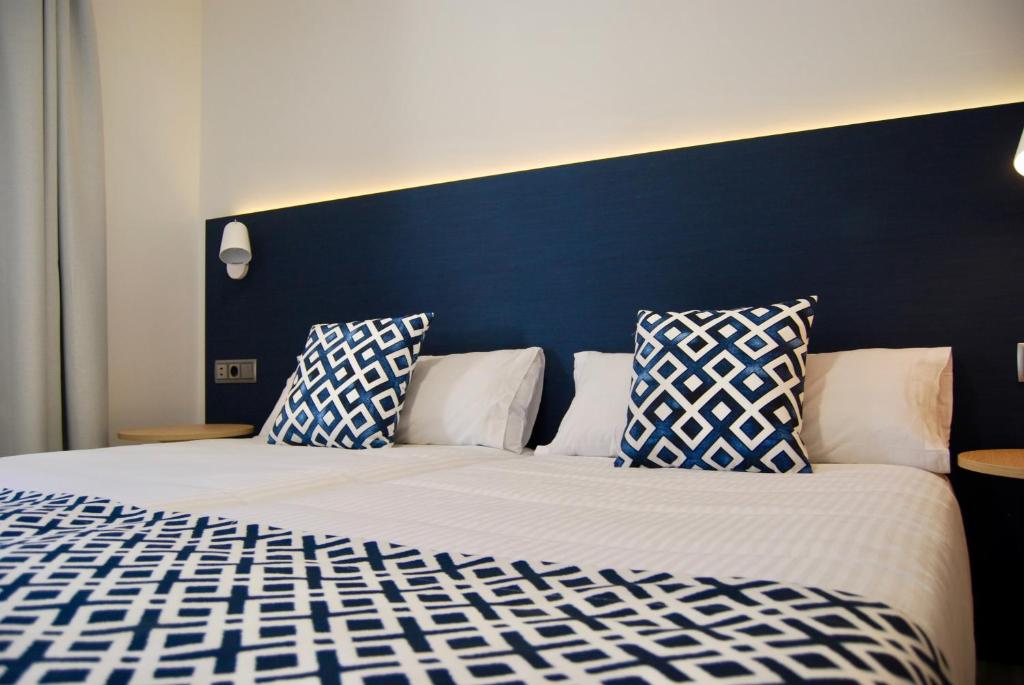 A bed or beds in a room at Broncemar Beach Suites