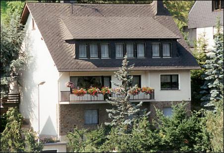 una casa con un balcón con flores. en Gästehaus Karbach, en Oberwesel