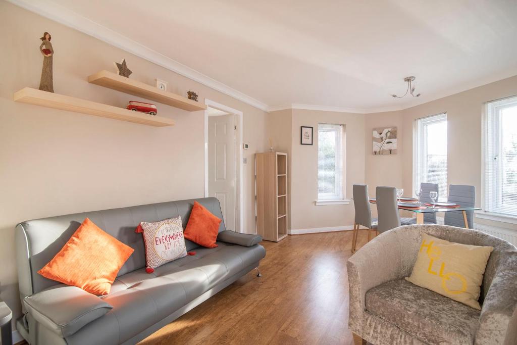 ein Wohnzimmer mit einem Sofa und einem Tisch in der Unterkunft Ground Floor West End /City Centre / Rockvilla flat & Parking in Glasgow