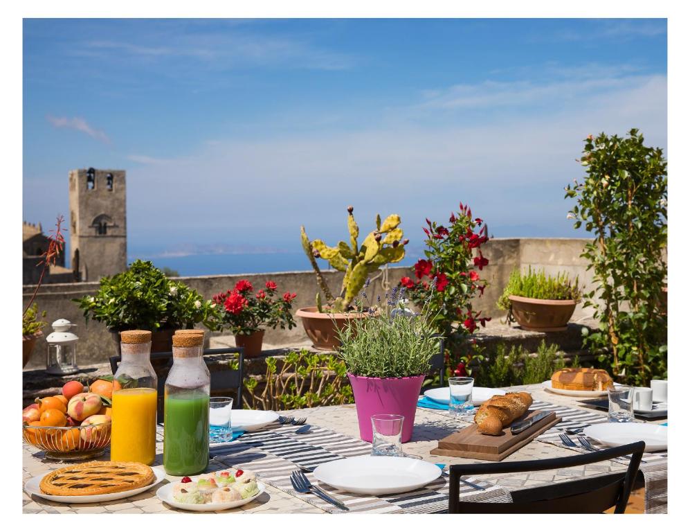 einen Tisch mit Speisen und Getränken darüber in der Unterkunft Bella Vista b&b in Erice