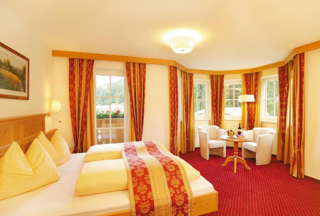 Postel nebo postele na pokoji v ubytování Alpenherz Hotel Garni