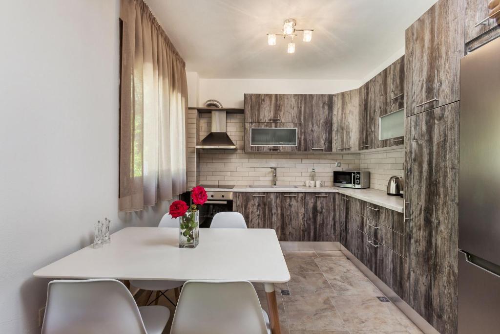 Kuchyň nebo kuchyňský kout v ubytování Sunset Villas