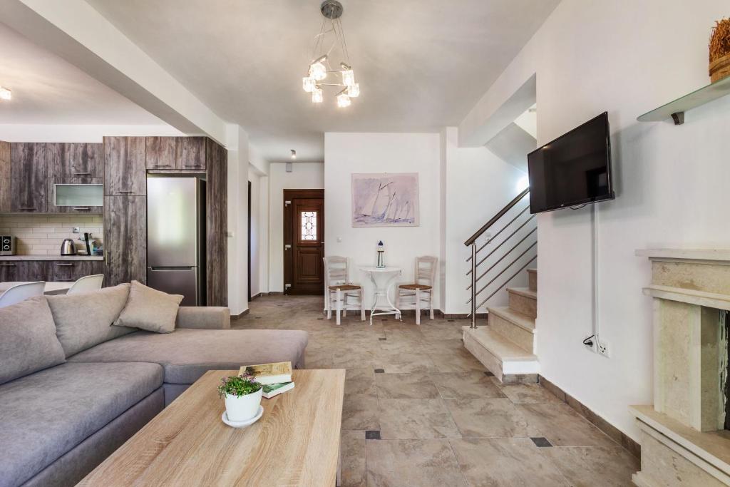 TV a/nebo společenská místnost v ubytování Sunset Villas