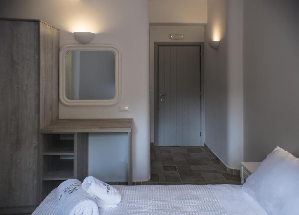 Postel nebo postele na pokoji v ubytování Helios Beach Hotel