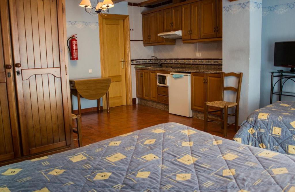 A kitchen or kitchenette at Pensión Mariola