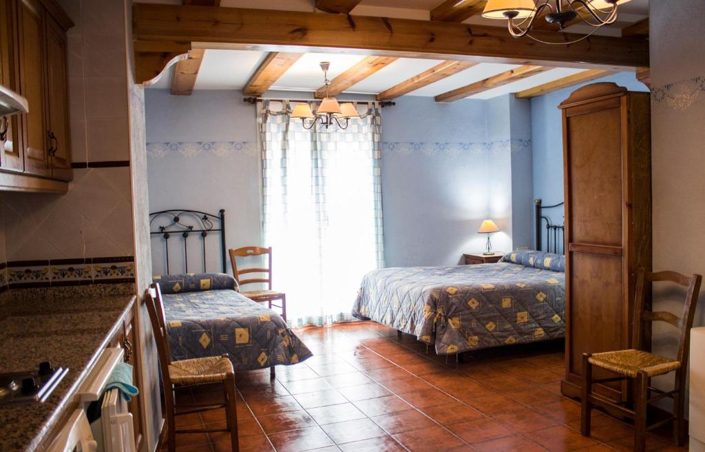 A bed or beds in a room at Pensión Mariola