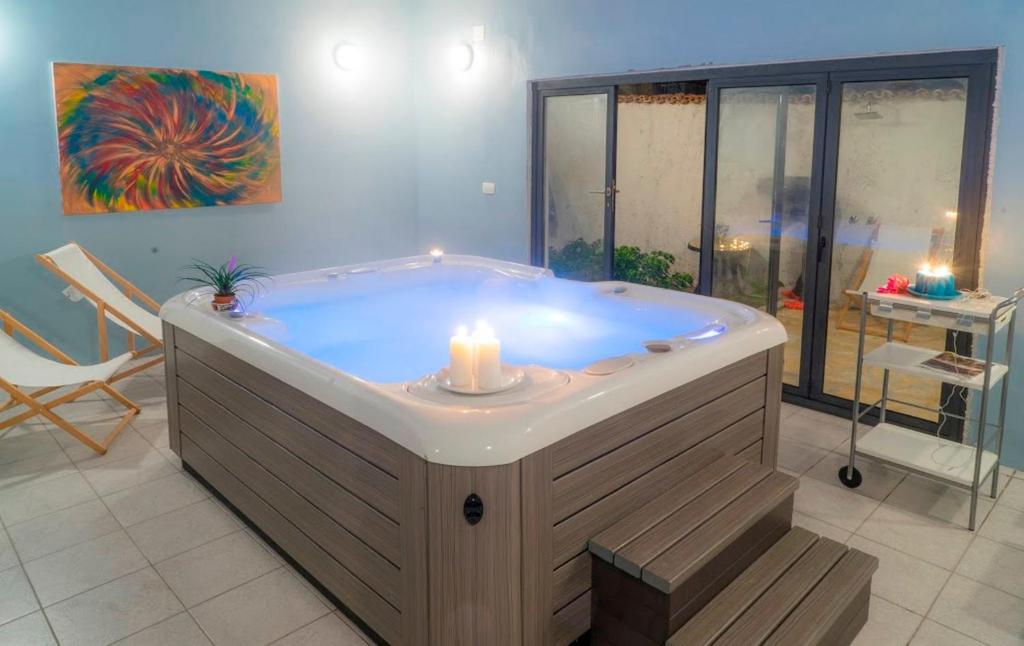 una vasca idromassaggio con candela in una stanza di Villa My Sunshine Star a Murter