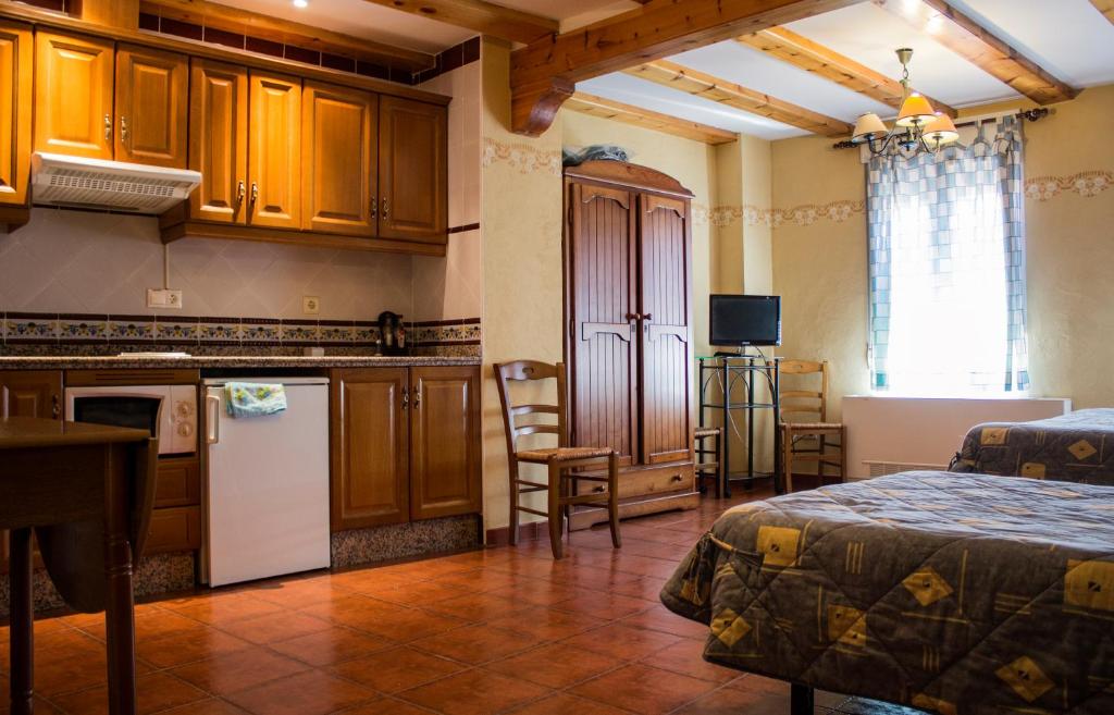 A kitchen or kitchenette at Pensión Mariola