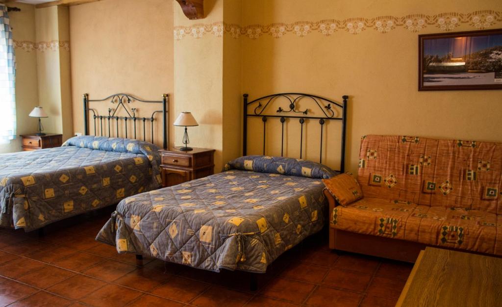 A bed or beds in a room at Pensión Mariola