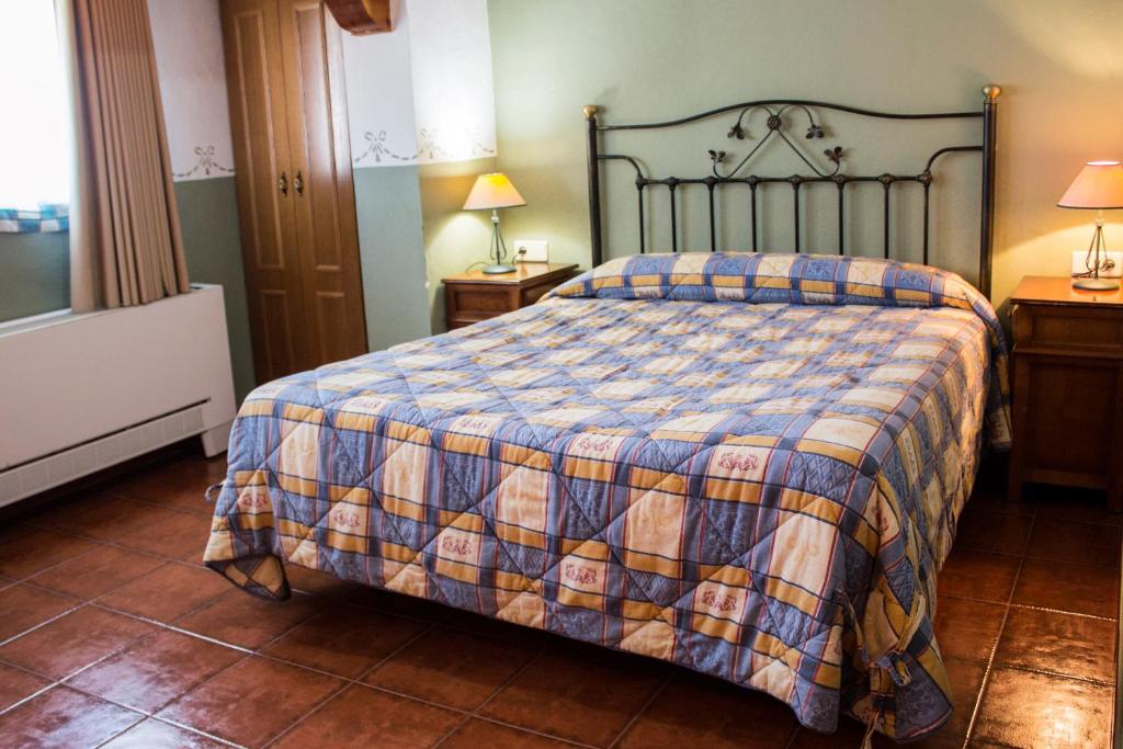 A bed or beds in a room at Pensión Mariola