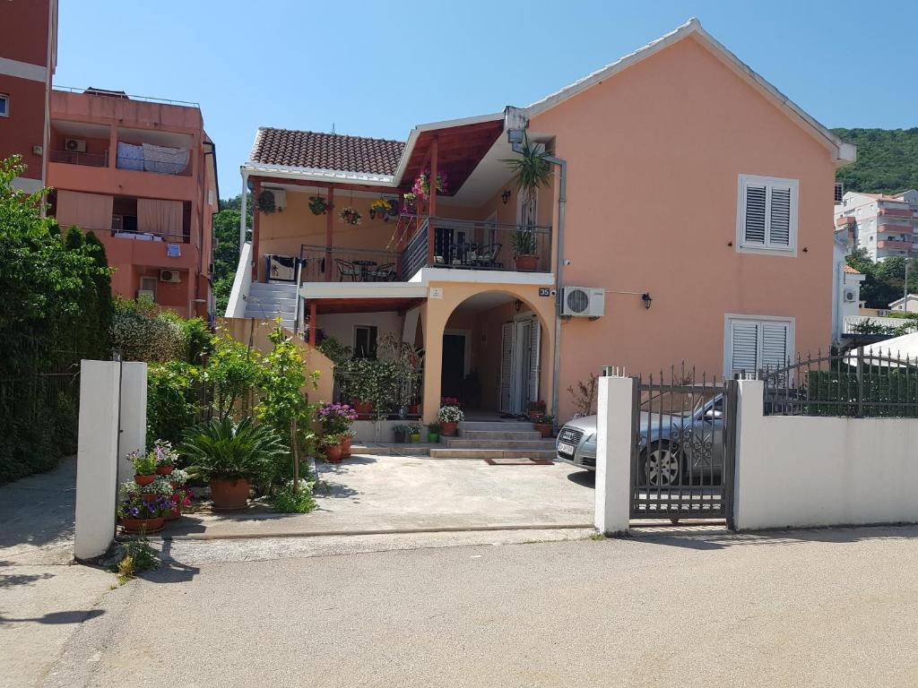 O edifício onde a casa de hóspedes está situado