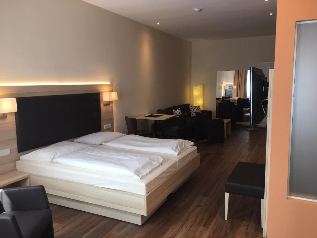 um quarto com uma cama branca e uma secretária em 3 Apartments Am Wambolter Hof 3 em Bensheim