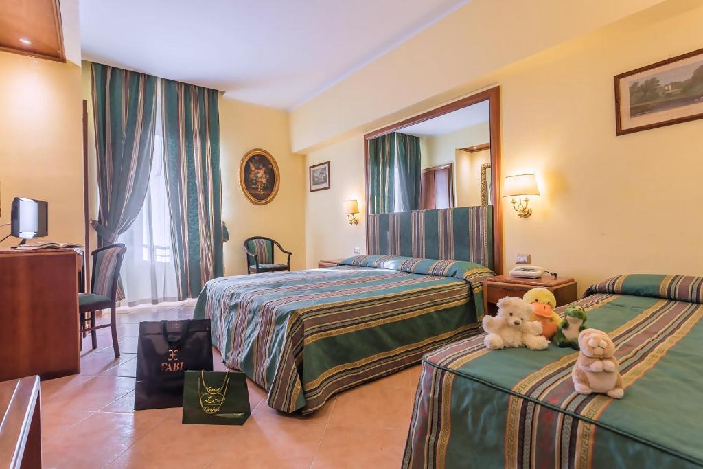 Postel nebo postele na pokoji v ubytování Raeli Hotel Lux