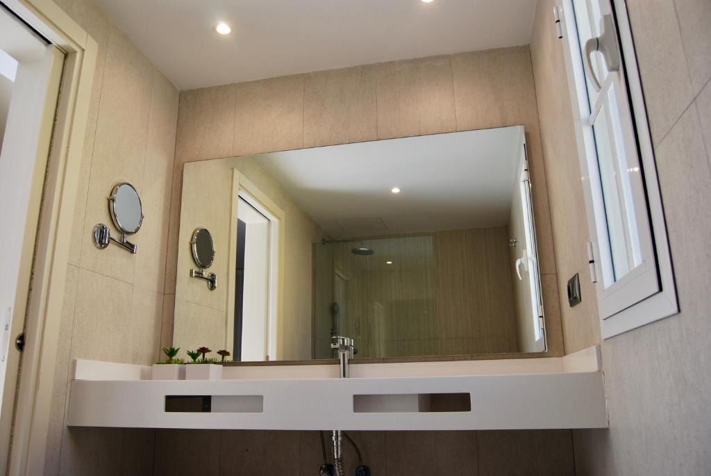 A bathroom at Broncemar Beach Suites