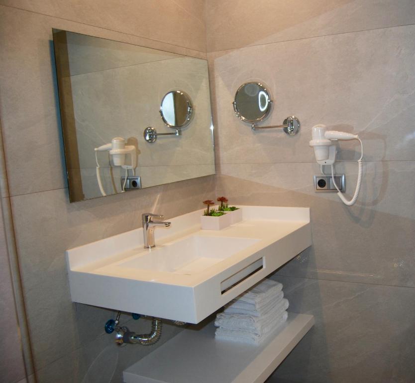 A bathroom at Broncemar Beach Suites