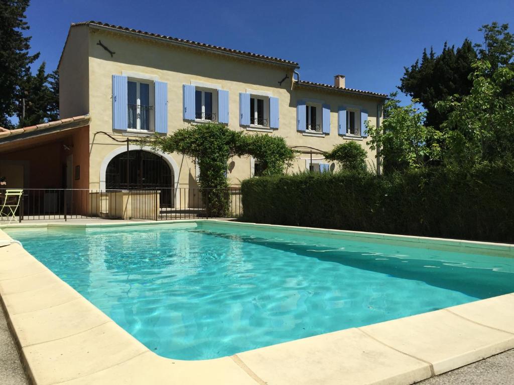 uma grande piscina em frente a uma casa em Mas le Pénéquet em Aubignan