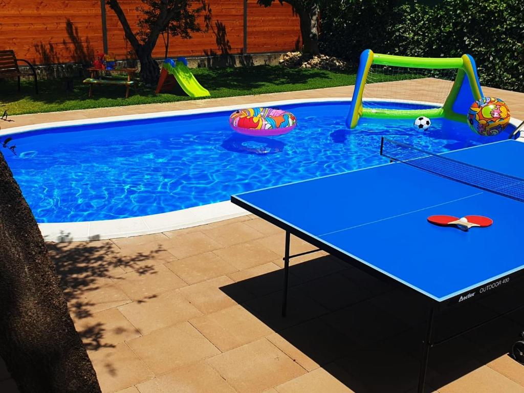 una pequeña piscina con una mesa y un parque infantil en Villa Perfect Choice just 4 U, en Kaštela