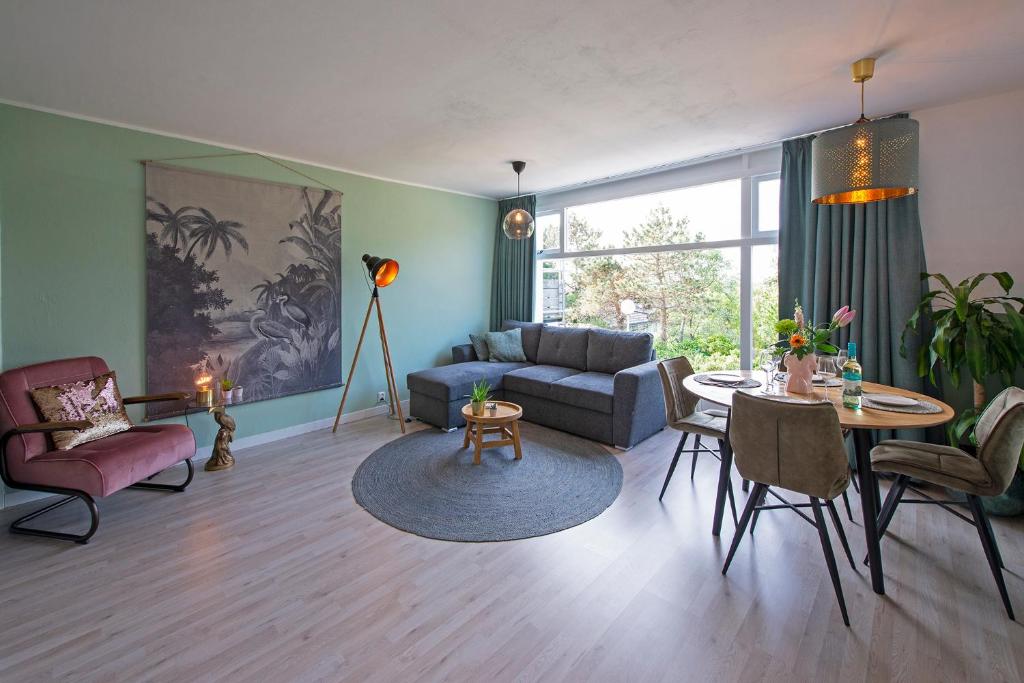 een woonkamer met een bank en een tafel bij Amsterdam Beach Apartment 65 in Zandvoort