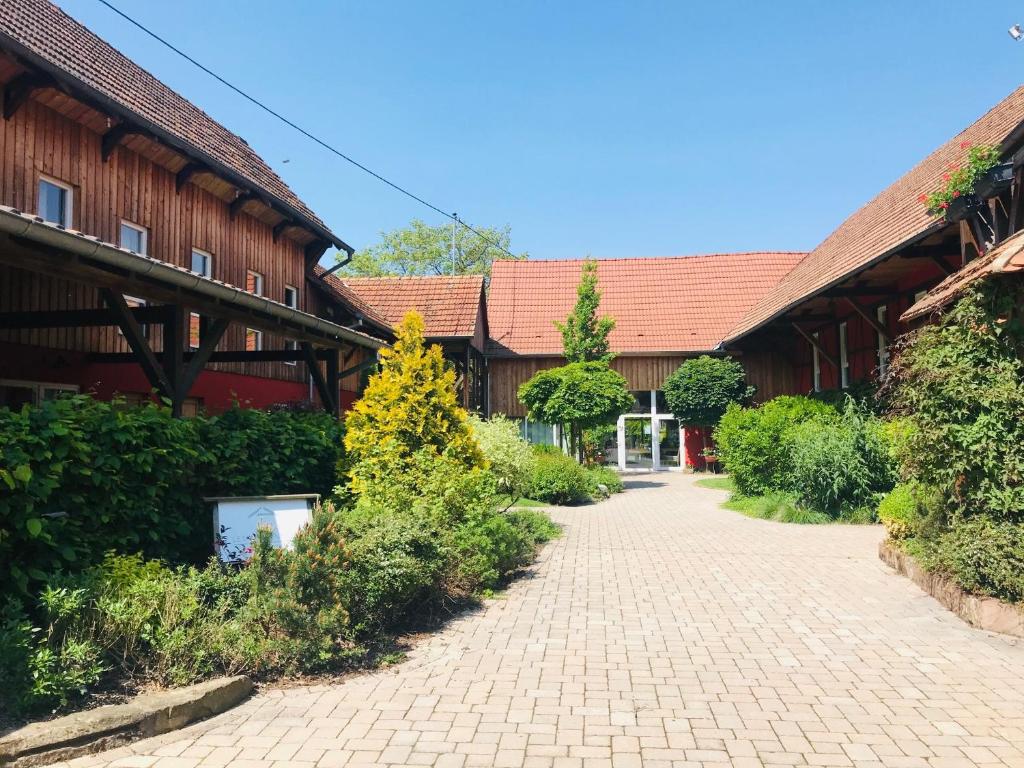 Zahrada ubytování Les Authentics - Le Domaine d'Autrefois & Spa