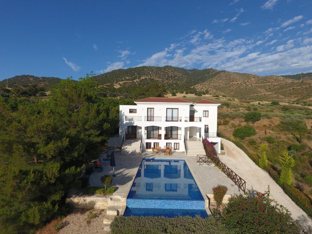 Bazén v ubytování Martika Luxury Villa overlooking the Sea nebo v jeho okolí