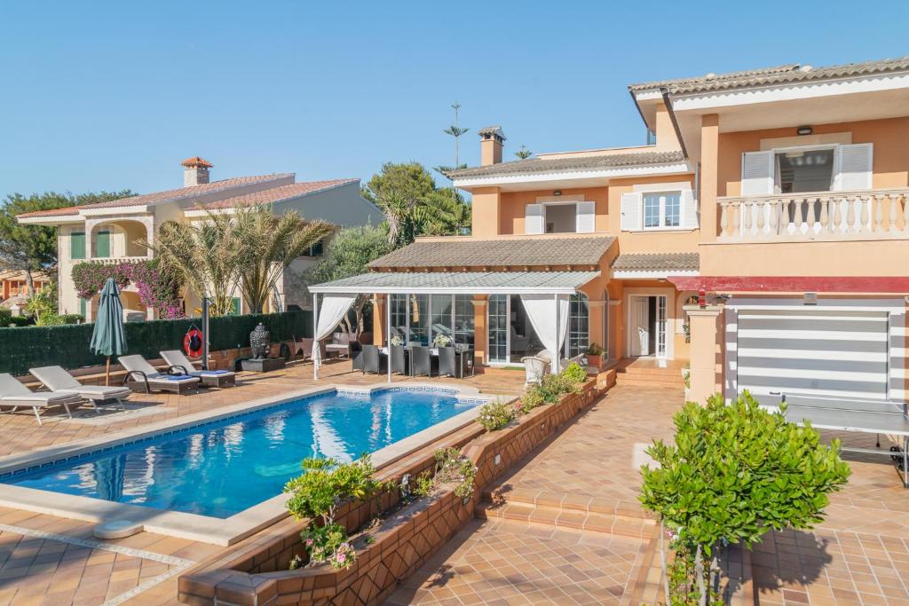 una casa con piscina in un cortile di Villa Bruno a El Toro