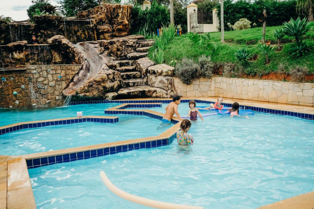 A piscina localizada em Vila Chico ou nos arredores