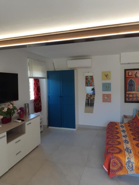 un soggiorno con porta blu in una camera di Casa Isabelle Mel a La Spezia