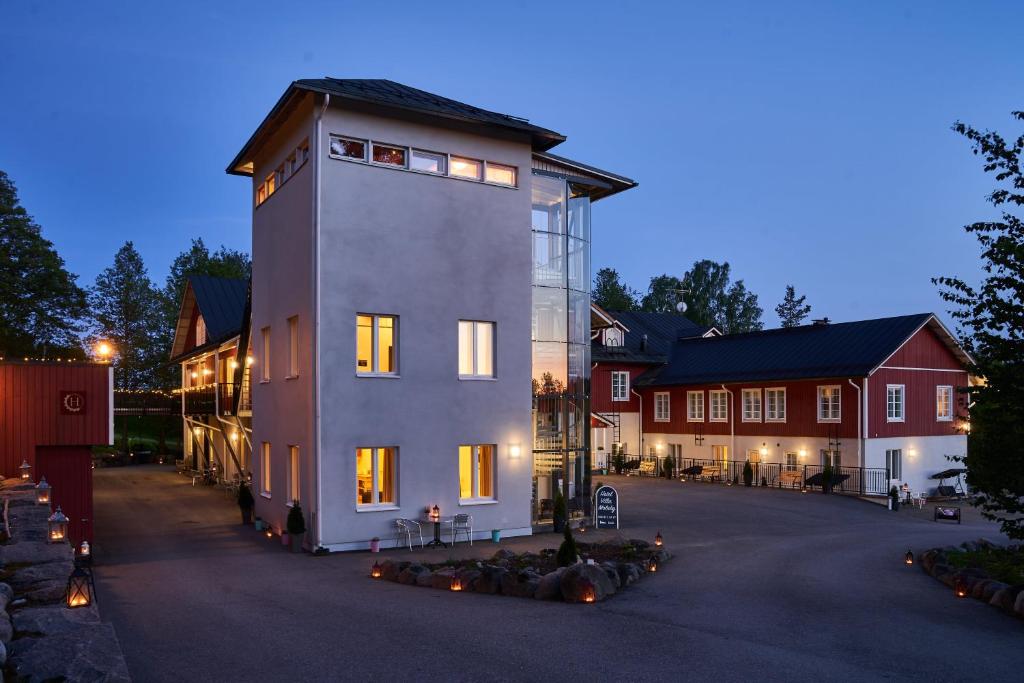 une maison avec une tour au milieu d'une rue dans l'établissement Hotel Villa Molnby, à Porvoo