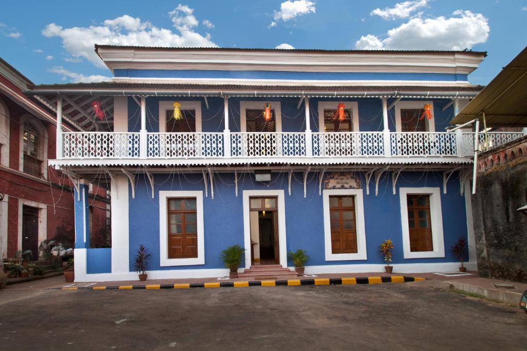 a blue house with a balcony on top of it at Hospedaria Abrigo De Botelho in Panaji