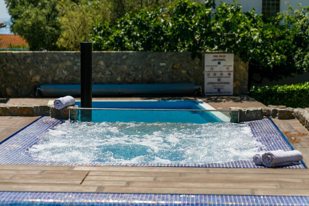 Bazén v ubytovaní Villa Palma Krk alebo v jeho blízkosti