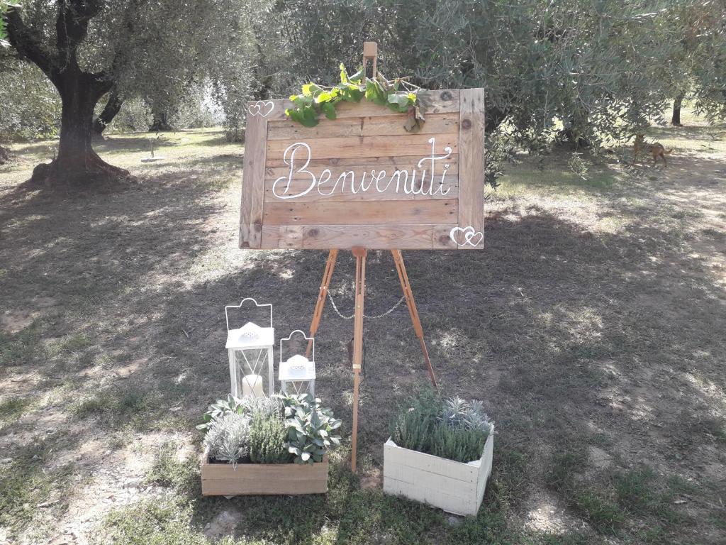 ein Zeichen für ein Bankett mit Blumen und Pflanzen in der Unterkunft Agriturismo Fonteregia in Montecatini Terme